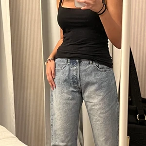 Brandy Melville jeans  - Säljer de här superfina högmidjade brandy Melville jeansen som inte kommer till användning💗 De är i storlek small och det e bara att skriva om du har några frågor