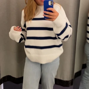 Stickad randig tröja  - Säljer denna fina randiga stickade tröja från bikbok💗