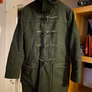  Duffel  - Snyggare jacka än på bild! Höst/ vinter Duffel från HM. Använd endast några gånger. Storlek 46 men känns betydligt mindre. Något figursydd. ♠️