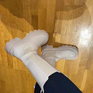 Boots - Säljer dessa skitsnygga boots från Nelly!!  väldigt bekväma i sulan och vattentäta🤍 helt nya och oanvända 