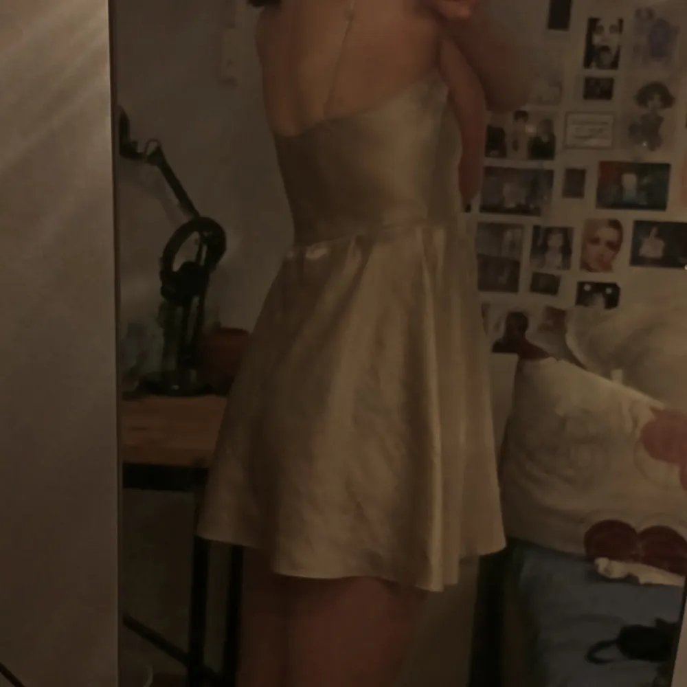 Jättefin klänning i silke (alltså ingen stretch). Passar perfekt för mig som har storlek 38(M-S) ganska kort på mig som är 175cm.. Klänningar.