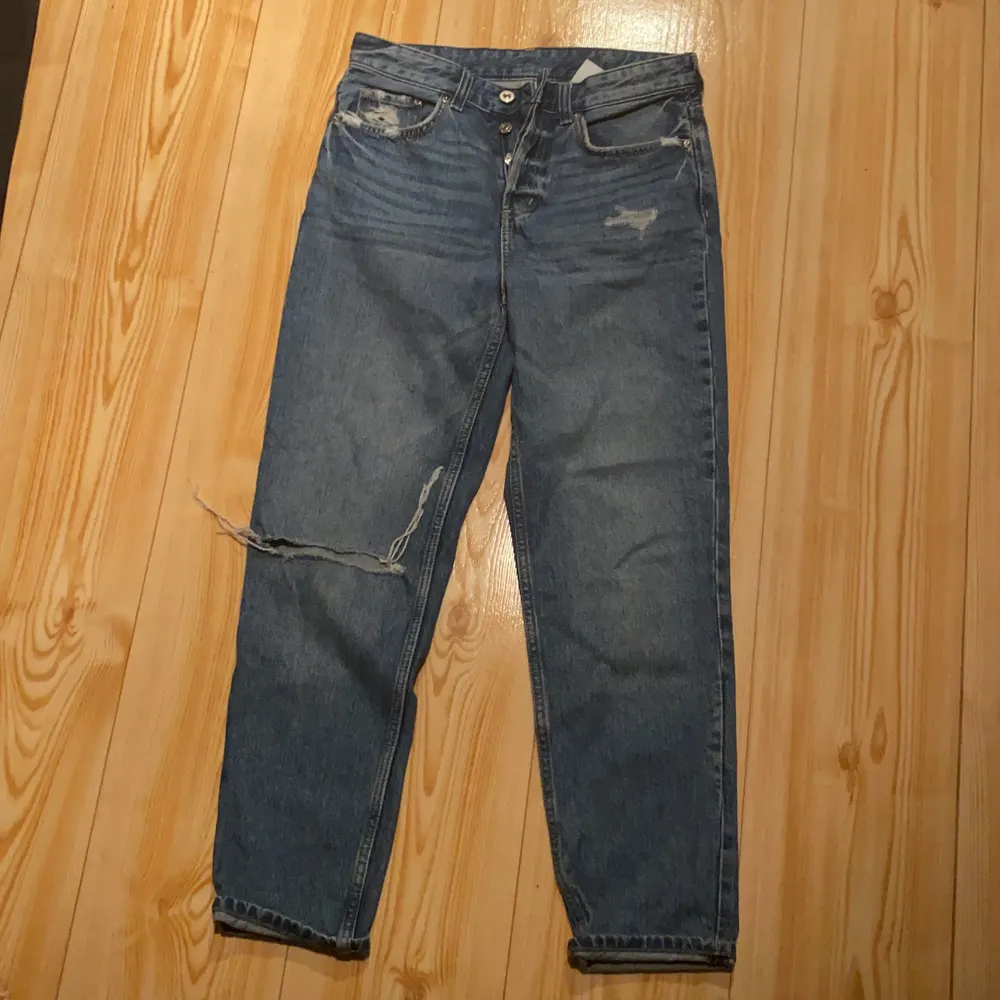 Säljer dessa mom jeans från Hm i strl 25. Helt oanvända, säljer på grund av att de är för små. Kontakta mig om du är intresserad💕. Jeans & Byxor.