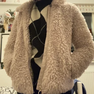Fluffig Jacka - Säljer denhär finna jackan i fluffigt material!🌸 Mycket bra kvalitet, fluffet sitter på väldigt bra, inga hål, märken, osv. Använd bara några fåtal gånger. Inga fläckar över huvud taget, levereras till dig som ny!😻 Stl. 168 men upplevs mindre, jag är 161cm lång. Köpt från barnsektionen. Betalas via swish, endast inom Sverige. Köpare står för frakten