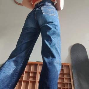 Ett par Levis jeans i modellen Ribcage wideleg. Använda men i gott skick utan hål, fläckar osv. Storleken är w25 L34. Perfekta för lite tightare midja men ändå baggy i passformen