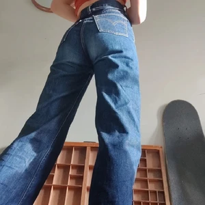 Levis jeans - Ett par Levis jeans i modellen Ribcage wideleg. Använda men i gott skick utan hål, fläckar osv. Storleken är w25 L34. Perfekta för lite tightare midja men ändå baggy i passformen