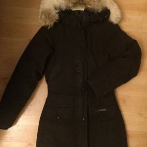 Canada goose  - Säljer min canada goose i modellen trillium parka. Använd en vinter säljer pga har köpt en ny och vill bli av med den här så snabbt som möjligt därför så kan priset sänkas vid snabbaffär.