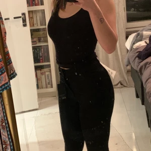 Jeans Cheap Monday  - Byxor från cheap monday i storlek 26-27 (inch), helt oanvända med lappen kvar, nypris 800kr. Lite för långa för mig som är 157 så uppskattar 160-165 passar dem bra, samt har s i midja och dem passar. Hör av för fler bilder eller eventuella frågor :), köparen står för frakt så kan ändra fraktalternativ till det som passar dig bäst <33 pris kan diskuteras 💓