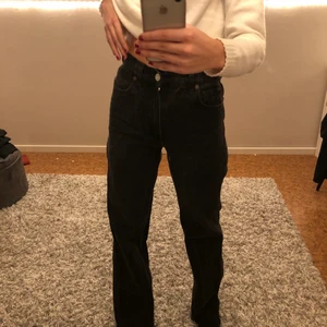 Raka jeans storlek 34 - Jag säljer ett par riktigt snygga raka jeans från Zara. Skriv för fler bilder. 