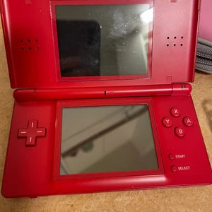 Nintendo DS lite  - Säljer en Nintendo DS lite med tillbehör plus fyra spel. Säljer endast som paketpris 
