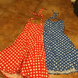 Klänningar med polkadots - Snygga 60-tals inspirerade klänningar. Super snygga med innerkjolar (ingår inte)! Blåa såld!