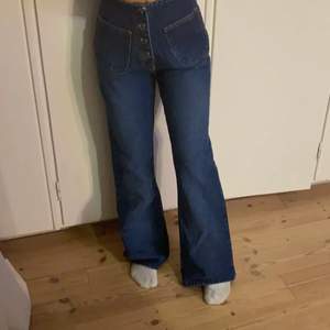 Jeans med knappar. Midjemått: 80cm, inneberbensläng: 76cm