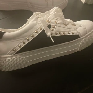 Fina sneakers❤️ - Dom blev för små för mig och kommer därför inte till användning. Som man ser är dom använda extremt lite och är som i nyskick fortfarande 