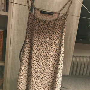 Linne från Brandy Melville - Blommigt linne i nyskick, säljes då det var för litet för mig. 