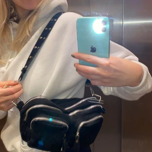 Väska från Gina - Svart väska från ginatricot, långt band ingår!! Nypris 349kr