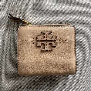 Tory Burch Plånbok MCGRAW - Tiramisu eller brun plånbok från Tory Burch.  Det finns 6 kortplatser, 2 inre utrymmen och en mynthållare.  lite smutsig på baksidan.