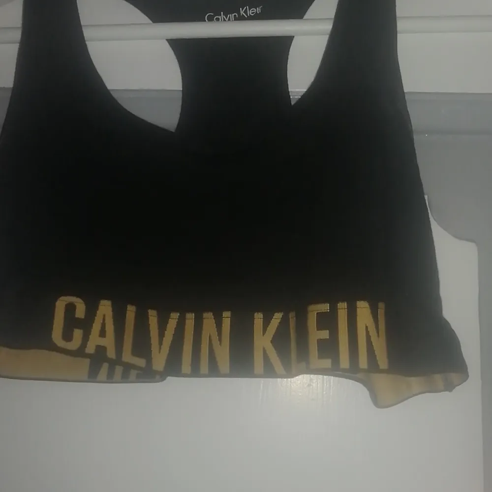 Säljer denna svarta Calvin klein topp eftersom jag har två och ingen av dom kommer till användning. Köpt för ca 200, säljer för 100kr+frakt. Toppar.