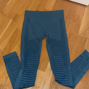 Tränings tights blå/gröna - Tighta och högmidjade. Elastiskt bra tyg.