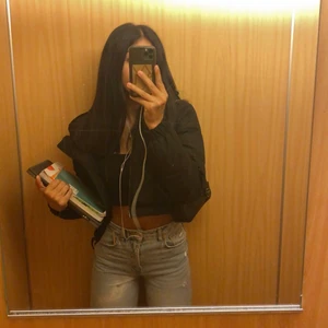 säljer min tommy jacka! - hejsan,, jag säljer min tommy hilfiger jacka, pga, vill testa något nytt! 😋 köpte den för en månad sedan ca, å den är så gott som ny! 😻 inga fläckar, inga märken, inga hål och inga skador helt enkelt! köpte denna för 1,795:- på Zalando, men säljer denna för 1000:- :)) skriv gärna om ni har frågor, eller för fler bilder! den är varm å skön, men är lite kort, det är en croppad jacka kan man säga! men bortsett från det, så är det super skön 💓 frakten är GRATIS!! 💗 STRL: M PASSAR ÄVEN S! 💖💖