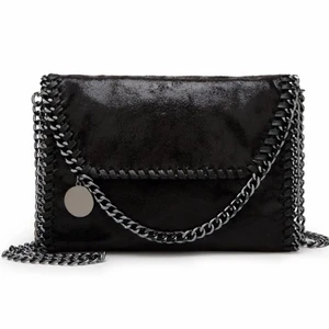 Svart kedjeväska  - Säljer denna fina liknade McCartney väska. Den är i nyskick💗 Köp direkt för 500 eller buda                                                  🚨 Sälj bara vid bra pris🚨