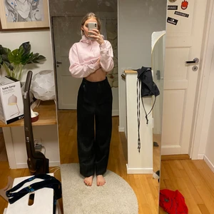 Kostymbyxor  - Svarta kostymbyxor i silkes-liknande material som är insydda vid midjan och ger as bra form! Riktigt tjocka och bra höst/vinter byxor. Storlek 32 men sitter som en 34/36, köpta på Gina Tricot. Jag är 165 cm!