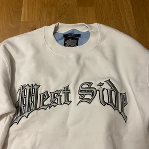 Sweatshirt  - Skit najs tröja men kommer ej till användning. Bra skick, står storlek M men skulle snarare säga att den är en S. Frakt tillkommer ✨