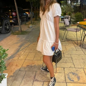 Vit klänning - Säljer denna super snygga och trendiga sommarklänningen. ❗️HELT SLUTSÅLD PÅ ZARA❗️ Använd ca 5-7 gånger och har inga defekter osv… 