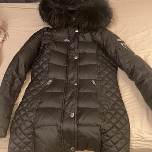 Rock and blue  - Säljer min rock and blue, fusk päls fast i super bra skick. Använd. Storlek 34. Säljer den för har redan för många jackor. Säljer för 2500 för den är köpt för 4000. 