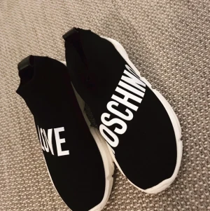 Moschino Sneakers - Köpta från Zalando för ca 1800;- använda 1-2 gånger då jag kände att dem var för små för mig. Inga skador alls. Strl 39