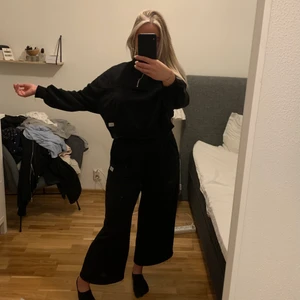 Svart mjukis set - (Andra bilden lånad, fanns ej svart kvar på hemsidan) Säljer mitt svarta mjukis set, storlek S, säljer för att det aldrig kommer till användning. 250kr för båda delarna! Köparen står för frakten. 