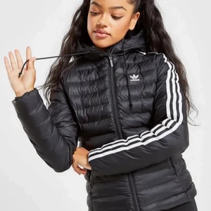 Adidas jacka  - Säljer min adidas jacka den e varm o skön men för att den inte kommer till användning längre 