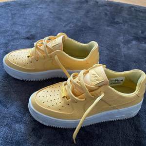 Gula Nike skor, använda fåtal gånger. Storlek 36,5 