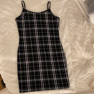 Klänning - Jättefin klänning, kort modell. Strl XS. Aldrig använd