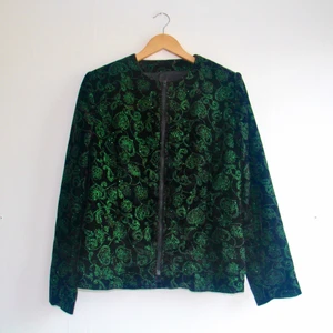 Glittrig sammetsjacka - Retro, hemmasydd sammetsjacka med grönt glittermönster. Glittrar kaosmycket i verkligheten! Bra skick.