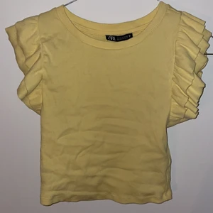 Fin tröja från zara  - Jätte fin tröja från zara med volang använd ca 4 ggr så skulle vilja säga att de är bra skick på den 💘 i storlek S 