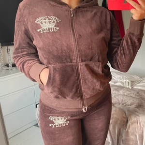 Juicy Couture Dress strlk: S - Dressen är köpt på secondhand för 500kr  för cirka 1 år sedan. Jag själv har inte använt den någon gång och därför säljer jag den. Dressen är på lappen storlek XXL men är definitivt en S/M
