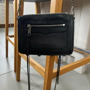 Superfin svart läderväska från Rebecca minkoff med mörkt silvriga detaljer. Köpare står för frakt 