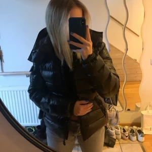 Moncler jacka bady!! - Säljer min äkta Moncler jacka!( SÄLJER SNART) Jag har tyvärr tröttnat på den och vill ha en annan jacka till vinter. Det är storlek 2 vilket motsvarar xs-m beroende på hur man vill den ska sitta, men sök på monclers storleksguide ifall du vill veta exakta mått. Inga defekter, som ny och det är bara att hör av dig ifall du vill se mer äkthetsbevis än cartoon som finns med på bilden. Även vid andra frågor såklart!💕💕Nypris runt 11 000!! Går att köpa för 5800kr! Idag