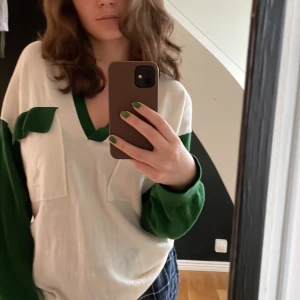 Gina Tricot tröja med krage - Säljer en Gina  tröja med krage. Använd endast en gång. Köpt för 399kr. Sååå fin tröja☺️☺️passar allt från xs - m skulle jag säga beroende på hur oversized man vill ha 😍😍