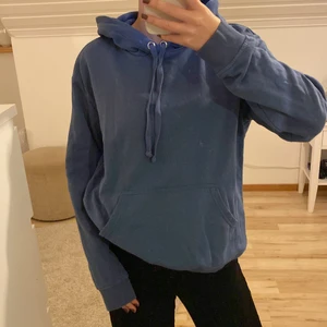 Hoodie  - En hoodie i en superfin blå färg i från H&M 💙 Den är i stl XS men skulle säga att den också passar S! Säljer för 60kr + frakt ✨