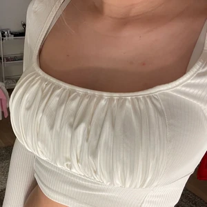 Vit Shein topp - As snygg shein topp (säljer likadan i beige) i strl S. För liten för min smak därav ja säljer den. Endast testad 💞