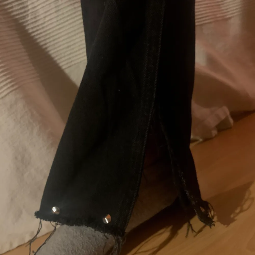 Fett balla jeans från NAKD som jag klippt och satt på nitar. Älskar dessa byxor men tyvärr passar de ej:// dom är verkligen sköna och snygga🖤🖤. Jeans & Byxor.