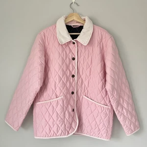 Quiltad Jacka - Partridge - En babyrosa quiltad jacka från Partridge, köpt second hand, jättemjuk och fräsch. Inte kunnat använda den pågrund av för liten 🥲 Finns några färgblödningar av det rosa in på det vita manchestertyget, inget man tänker på. 