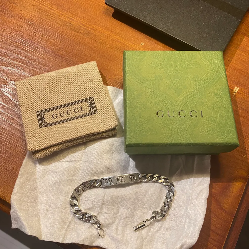 Gucci armband i 925 silver. Allt original ingår så som box osv nypris 3300kr och använt ca 5 gånger. Accessoarer.