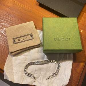 Gucci armband i 925 silver. Allt original ingår så som box osv nypris 3300kr och använt ca 5 gånger
