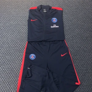 Nike PSG tracksuit - Nike PSG tracksuit junior storlek XL passar 158-170cm. Äkta
