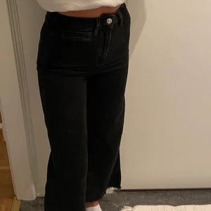 Svarta jeans  - Från H&M i storlek EU34 