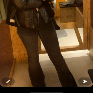 Mörkgrå utsvängda jeans från zara - Mörkgrå utsvängda jeans från zara