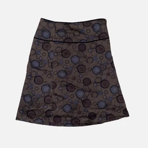 brun kjol - bra skick, köpt på secondhand men aldrig använt, knälängd ungefär på mig (jag är 158cm)