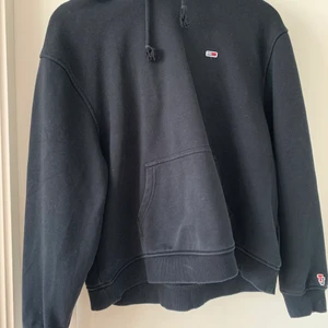 Tommy hilfiger hoodie - Säljer denna mysiga Tommy hildiger hoodie i färgen svart. Inköpt för ca 2 år sen och använd fåtal gånger. Passar en XS till L beroende på hur oversized man vill ha den men storleken är L ( jag normalt brukar ha xs). Nypris är 1100kr. Frakt ingår inte i priset!🤍
