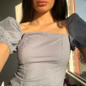 Babyblå top - Söt babyblå top med puffärmar, använd 2 gånger. Kontakta mig gärna om frågor finns😊😊. Tröjan är slutsåld på hemsidan.